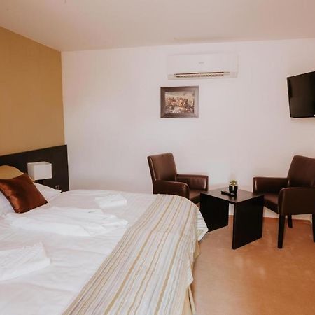 Hotel Bonaparte Кошице Экстерьер фото